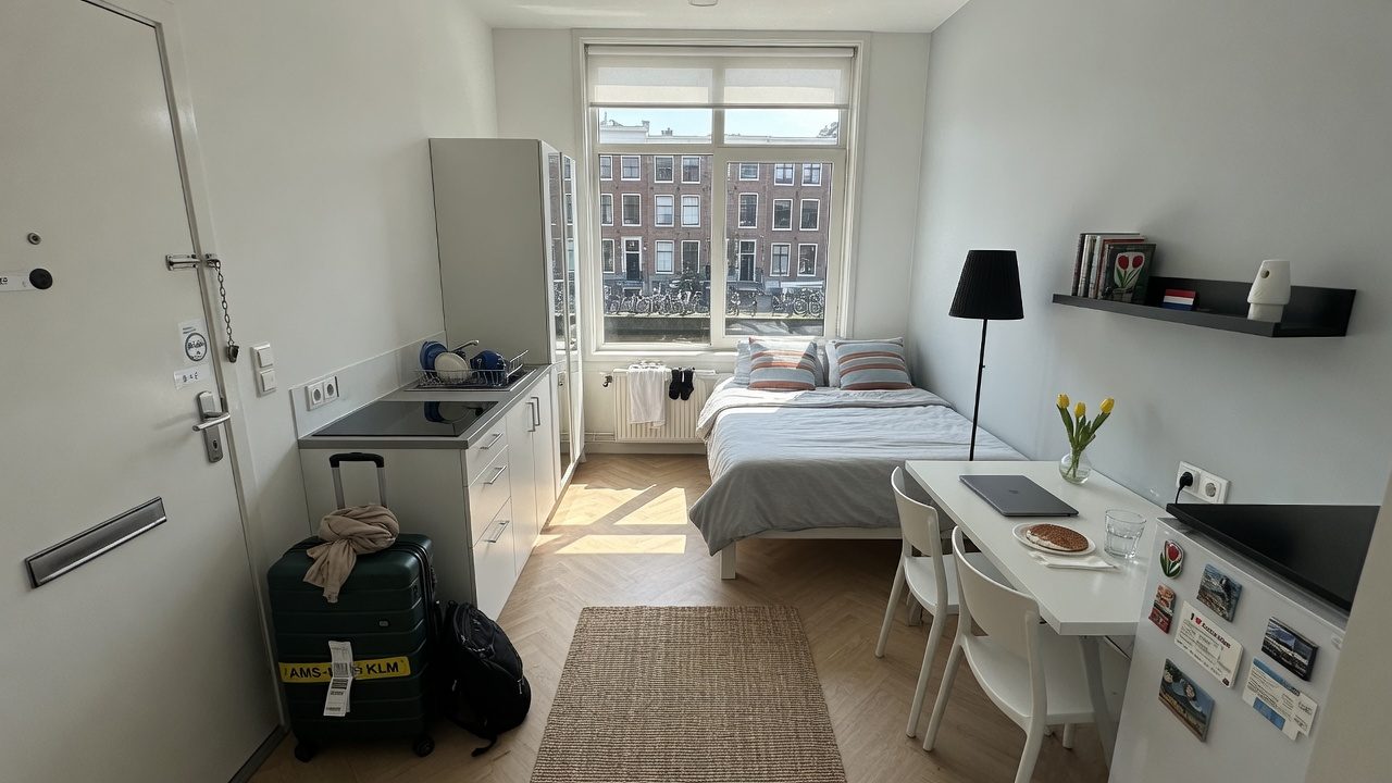 Umeblowane studio short stay z walizką przy drzwiach